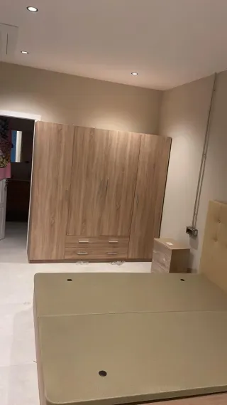 Armario de madera y tela beige