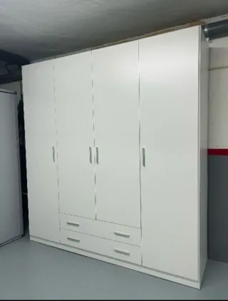 Armario de madera y tela beige