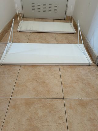 Dos estantes de pared metálicos blancos