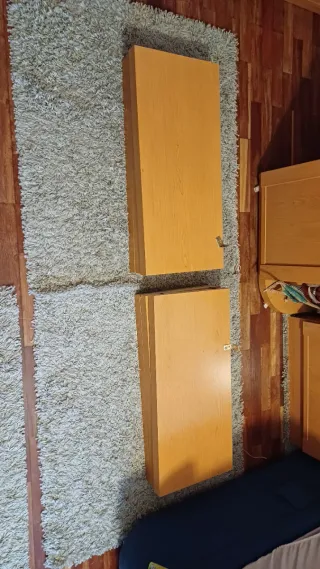 Estantería de madera color miel