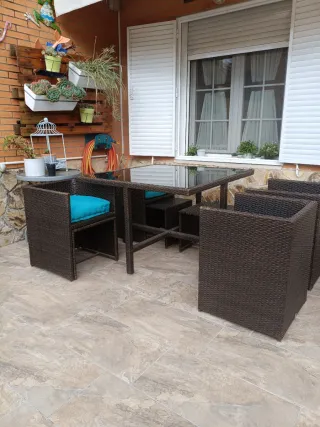 Mesa ratán con sillas encajables y cojines