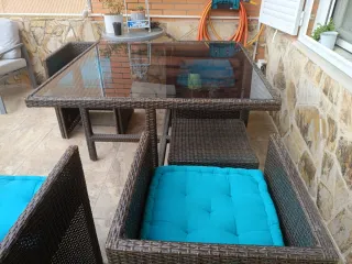 Mesa ratán con sillas encajables y cojines