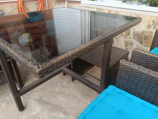 Mesa ratán con sillas encajables y cojines