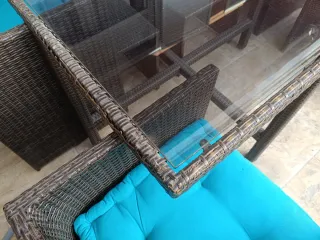 Mesa ratán con sillas encajables y cojines