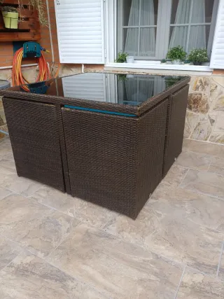 Mesa ratán con sillas encajables y cojines