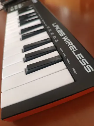 Controlador MIDI Akai LPK25 Wireless Bluetooth