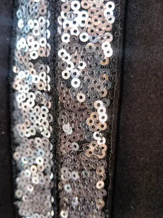 Blusa negra con lentejuelas plateadas