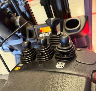 CARRETILLA ELEVADORA OCASION 1500 KG BATERÍA NUEVA