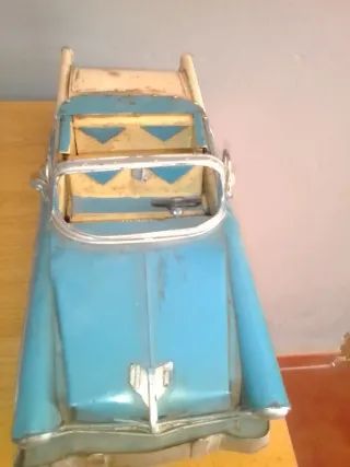 Coche antiguo de juguete de hierro