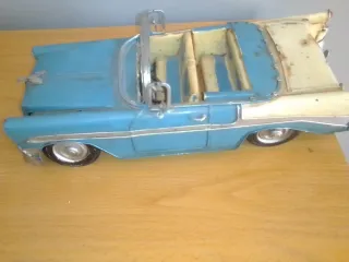 Coche antiguo de juguete de hierro