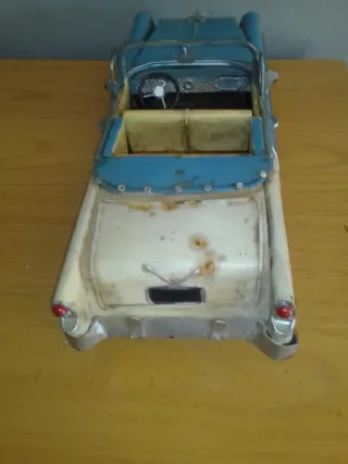 Coche antiguo de juguete de hierro