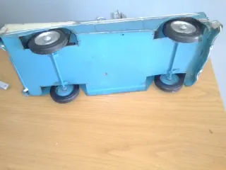 Coche antiguo de juguete de hierro