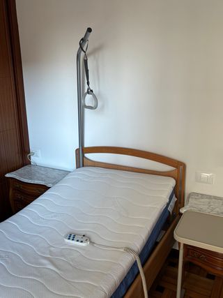 Cama articulada con colchón antiescaras