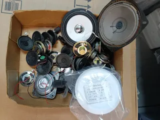 Altavoces pequeños variados