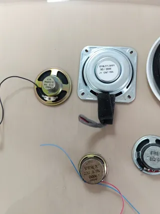 Altavoces pequeños variados