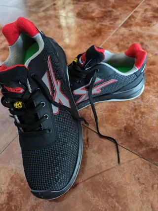 Zapatillas seguridad trabajo negras y rojas
