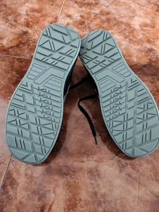 Zapatillas seguridad trabajo negras y rojas