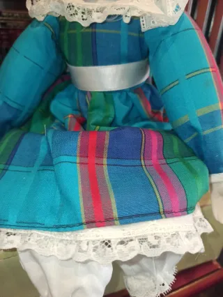 Muñeca porcelana antigua vestido tartán