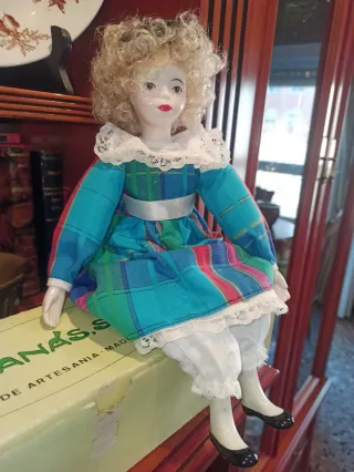 Muñeca porcelana antigua vestido tartán
