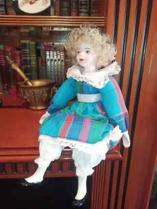 Muñeca porcelana antigua vestido tartán
