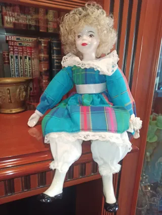 Muñeca porcelana antigua vestido tartán