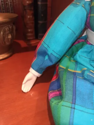 Muñeca porcelana antigua vestido tartán