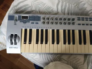 Controlador MIDI E-MU 61 teclas
