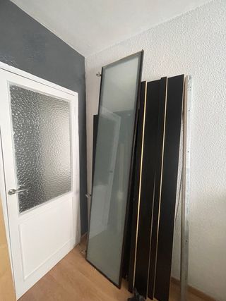 Puerta de cristal y madera Ikea..