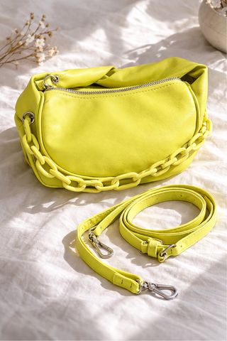 Bolso amarillo Primark con cadena
