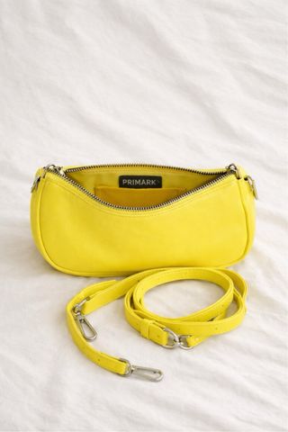 Bolso amarillo Primark con cadena