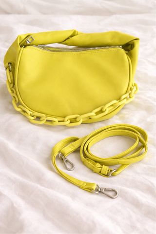 Bolso amarillo Primark con cadena