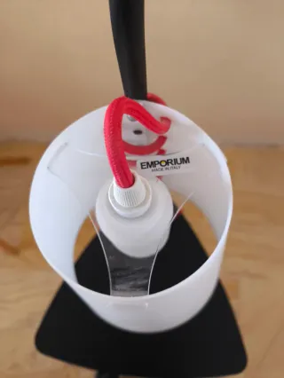 Mesita auxiliar negra y blanca