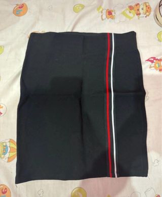 Falda tubo Guess negra con detalles