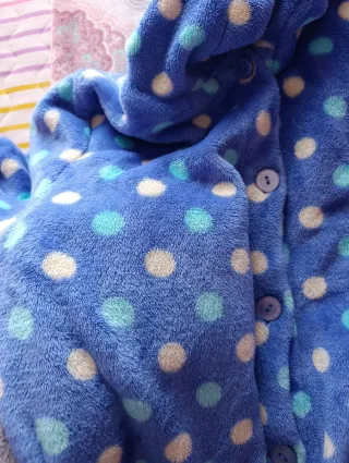 Bata polar con capucha y lunares