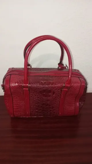 Bolso de piel rojo