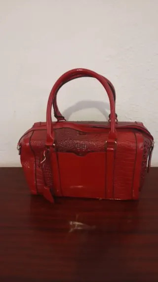 Bolso de piel rojo