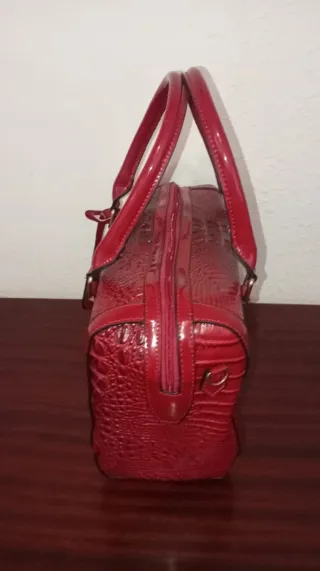 Bolso de piel rojo