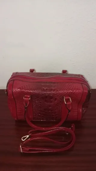 Bolso de piel rojo