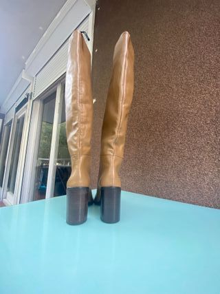 Hermosas Botas altas de piel - Zara