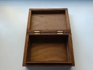 Caja de madera,vela decorativa,corazones colgantes