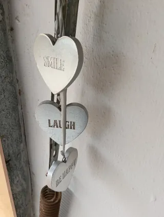 Caja de madera,vela decorativa,corazones colgantes