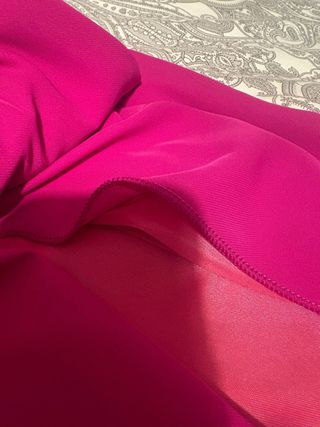 Vestido largo fucsia con abertura