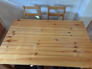 Mesa de madera y 4 sillas