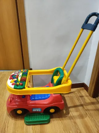 Correpasillos Chicco con Piano y forma de coche