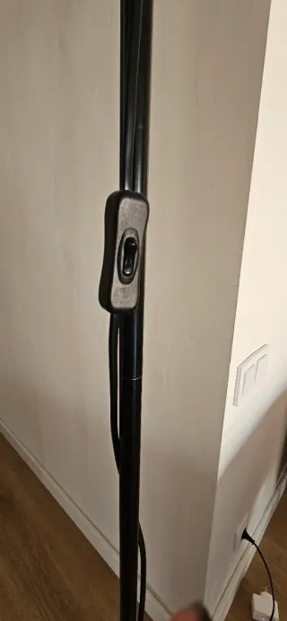 Lámpara de pie negra con bombilla LED