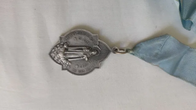 Medalla con cinta azul