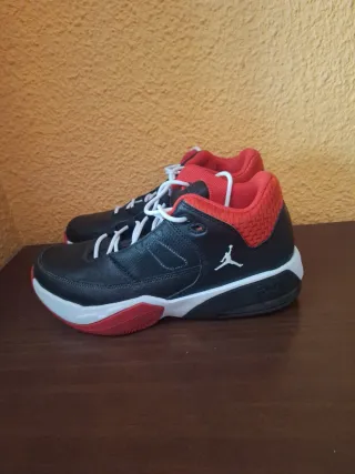 Zapatillas Jordan Negras y Rojas