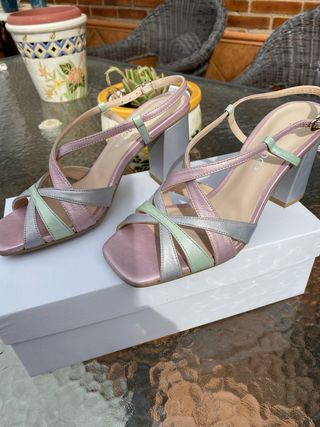 Sandalia totalmente de Piel Laminada tricolor