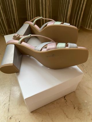 Sandalia totalmente de Piel Laminada tricolor