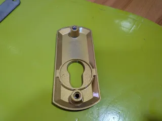 Escudo Cerradura Ezcurra Dorado